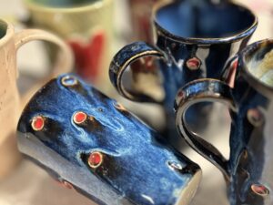 tumesinised punaste täppidega tassid